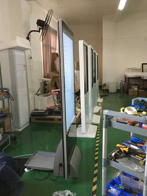 ตู้จำหน่ายสินค้าแบบหน้าจอสัมผัสขนาด 43 นิ้ว ความละเอียด 1920x1080 และความสว่าง 400CD/M2