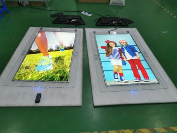 ระบบ Android QLED สีดำสีขาวขนาด 55 นิ้วติดตั้งบนหลังคาป้ายดิจิตอล LCD พร้อมกรอบกระจกบางเฉียบ