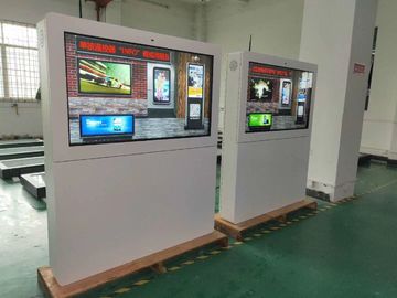 ยืนอยู่คนเดียวโฆษณากลางแจ้งหน้าจอแอลซีดี Kiosk 65 นิ้ว Media Player สำหรับสถานีขนส่ง