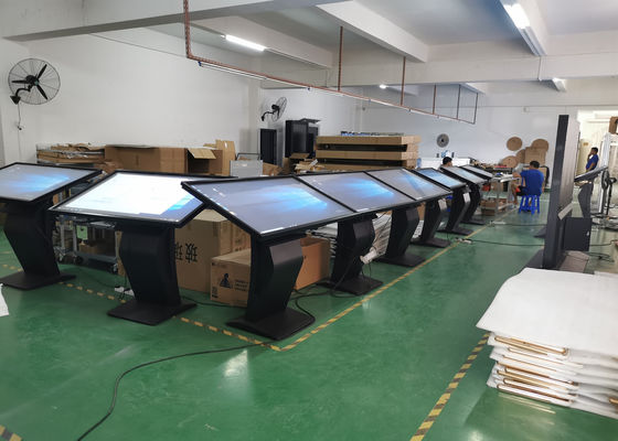 จอ LCD ขนาด 65 นิ้ว AC100V คีออสก์หน้าจอสัมผัสเครื่องเล่นโฆษณาตั้งพื้น